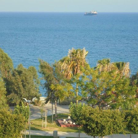 Kermia Court - Beach-Front, Modern 2 Bedroom -Sleeps 6 ليماسول المظهر الخارجي الصورة