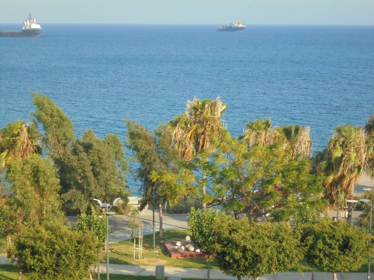 Kermia Court - Beach-Front, Modern 2 Bedroom -Sleeps 6 ليماسول المظهر الخارجي الصورة