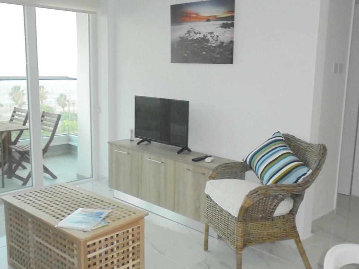 Kermia Court - Beach-Front, Modern 2 Bedroom -Sleeps 6 ليماسول المظهر الخارجي الصورة